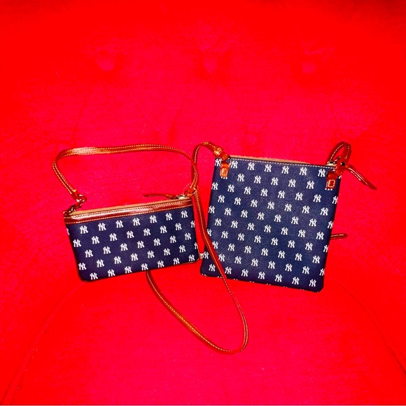 NWOTS*** NY YANKEES WRISTLET - Picture 4 of 4